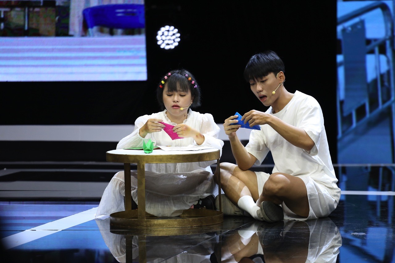 'Chinh phục đam mê' tập 1: Thí sinh Hoàng Quyên nhận mưa lời khen từ NSND Kim Xuân, NSƯT Công Ninh vì tiết mục truyền năng lượng tích cực