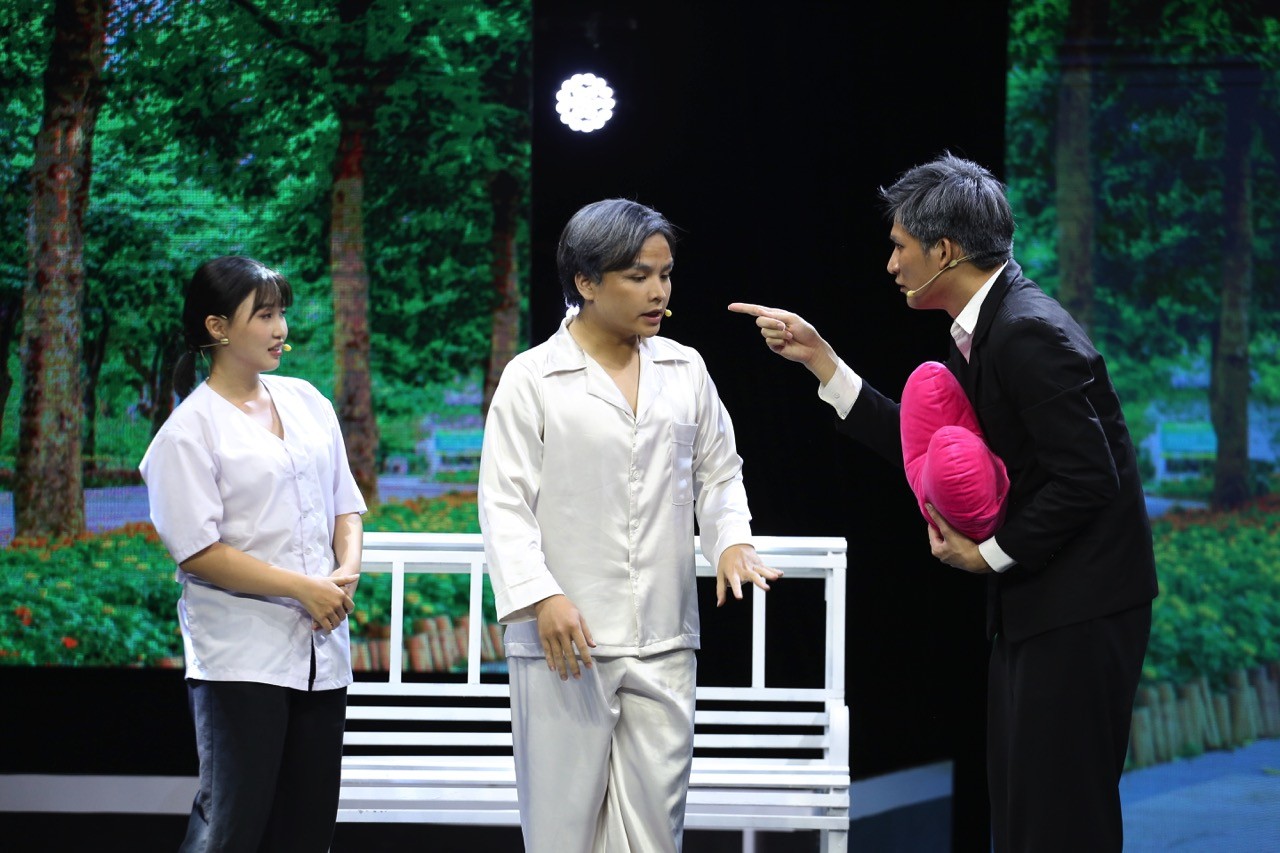 'Chinh phục đam mê' tập 1: Thí sinh Hoàng Quyên nhận mưa lời khen từ NSND Kim Xuân, NSƯT Công Ninh vì tiết mục truyền năng lượng tích cực