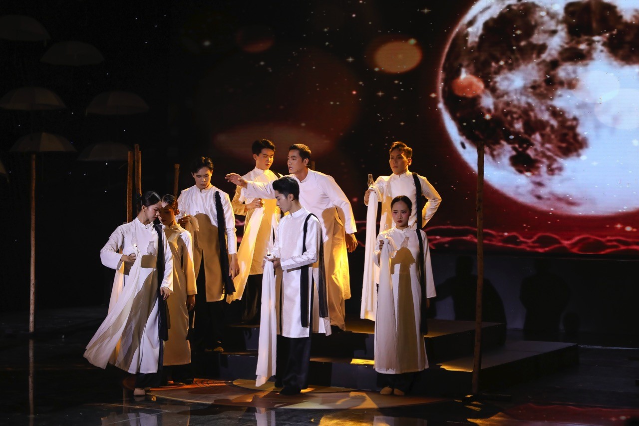 'Tình Bolero 2025': Mang 'đặc sản' Cà Mau đến sân khấu, Lê Minh Thuấn nhận cơn mưa lời khen từ ban giám khảo