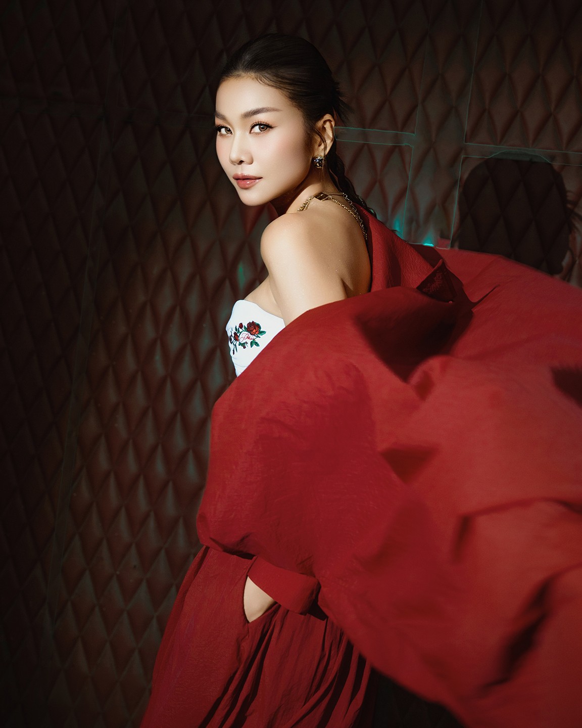 Host Thanh Hằng được khen tinh tế khi ôm an ủi Ái Băng