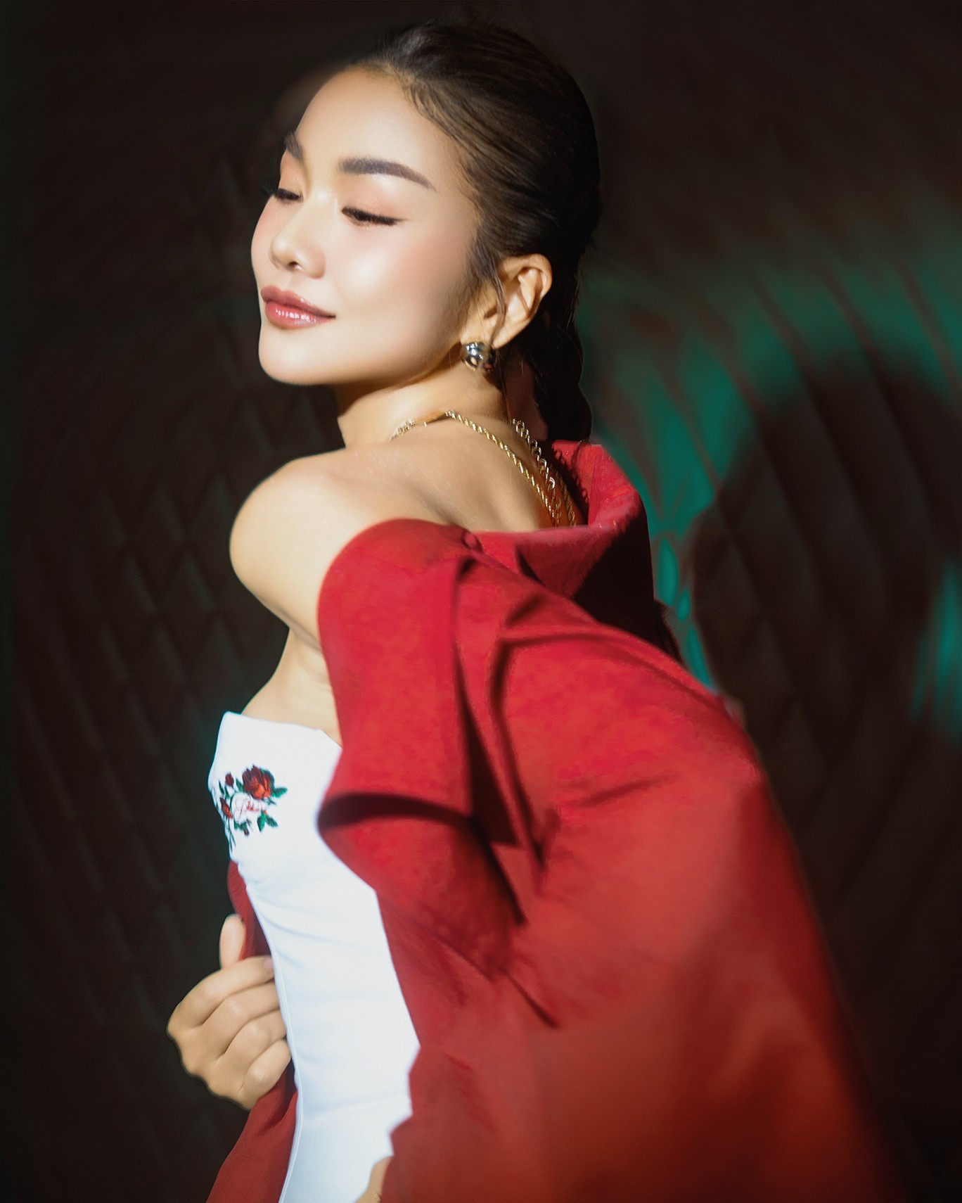 Host Thanh Hằng được khen tinh tế khi ôm an ủi Ái Băng