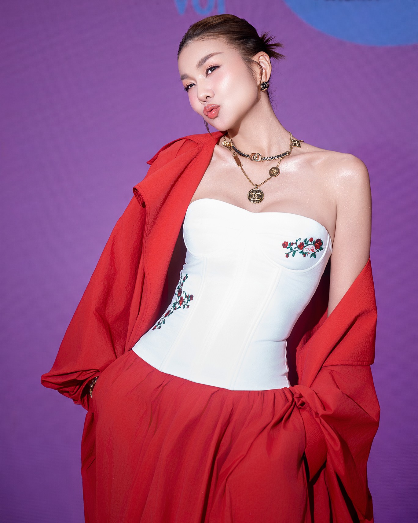 Host Thanh Hằng được khen tinh tế khi ôm an ủi Ái Băng