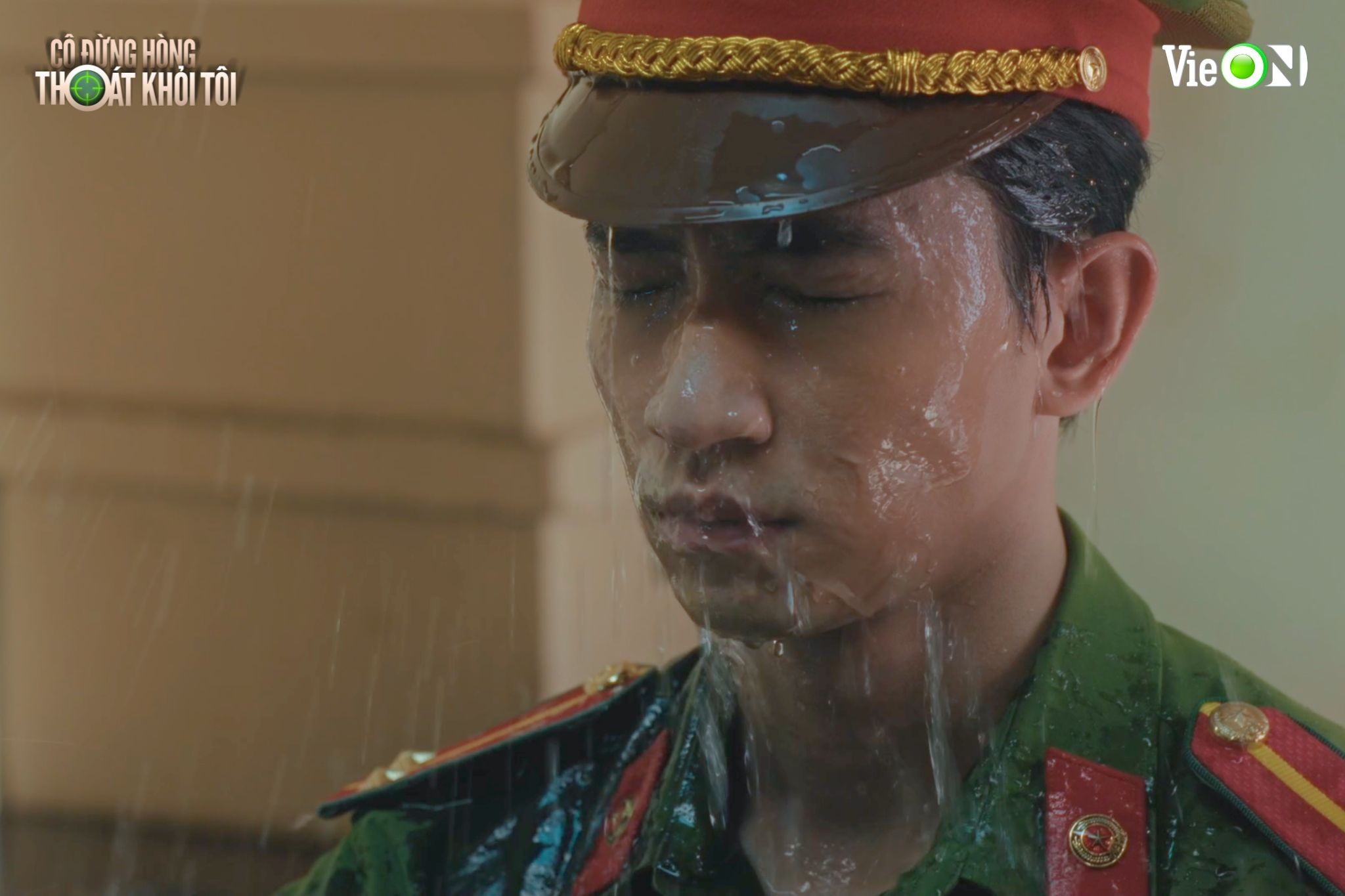 Nam chính 'Mưa đỏ' lộ diện là ông trùm phản diện trong 'Cô đừng hòng thoát khỏi tôi'