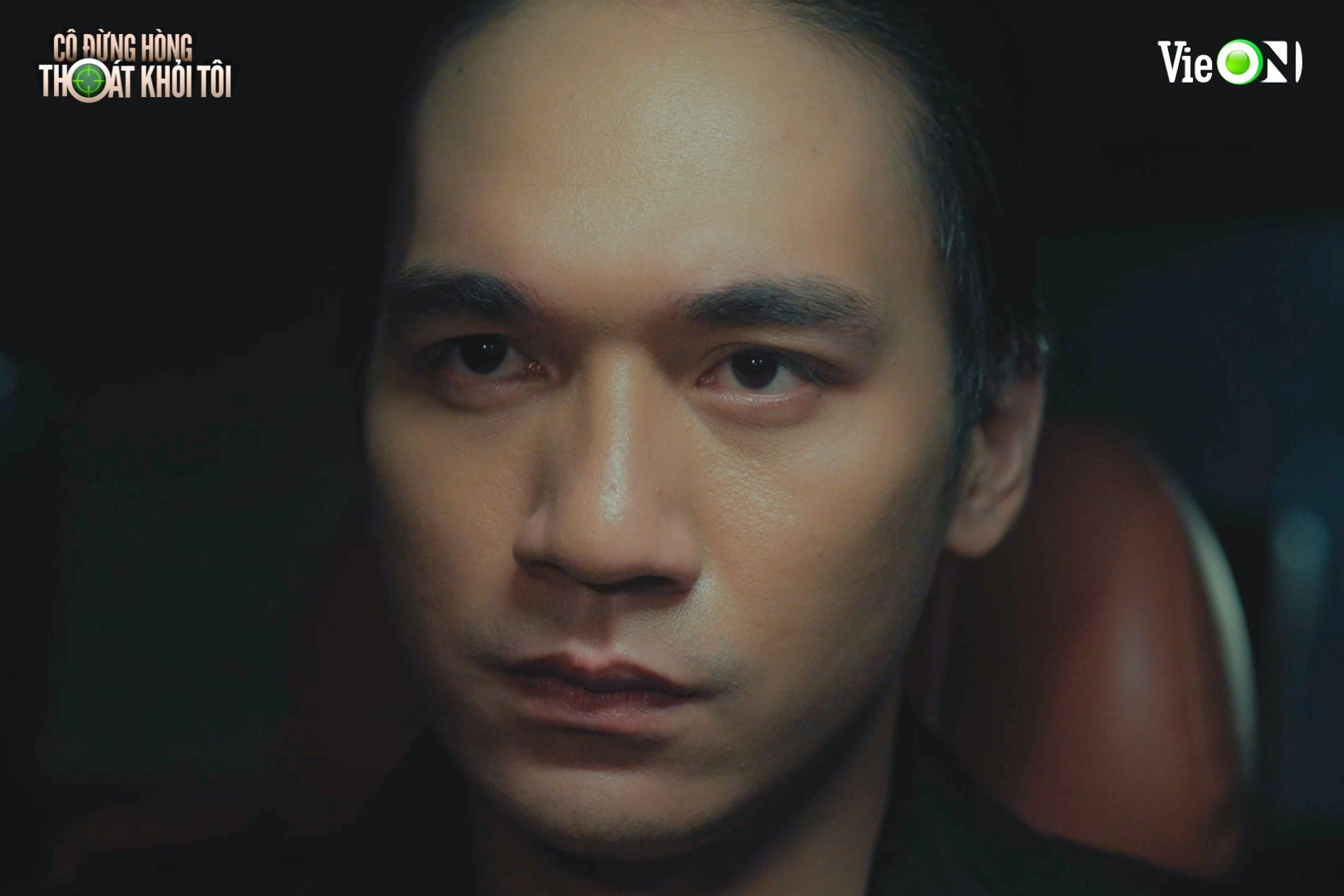 Nam chính 'Mưa đỏ' lộ diện là ông trùm phản diện trong 'Cô đừng hòng thoát khỏi tôi'