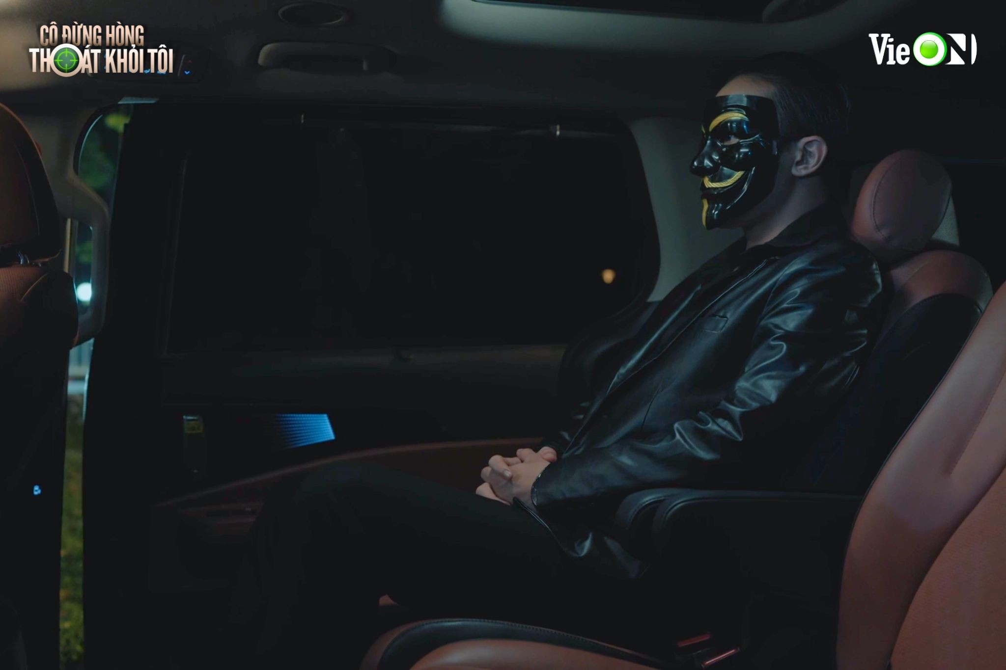 Nam chính 'Mưa đỏ' lộ diện là ông trùm phản diện trong 'Cô đừng hòng thoát khỏi tôi'