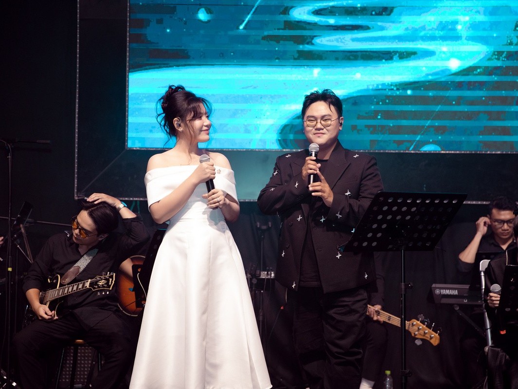 Host Thảo Trần áp lực khi lựa chọn ca khúc cho các khách mời trong show 'Chuyện tình 5'