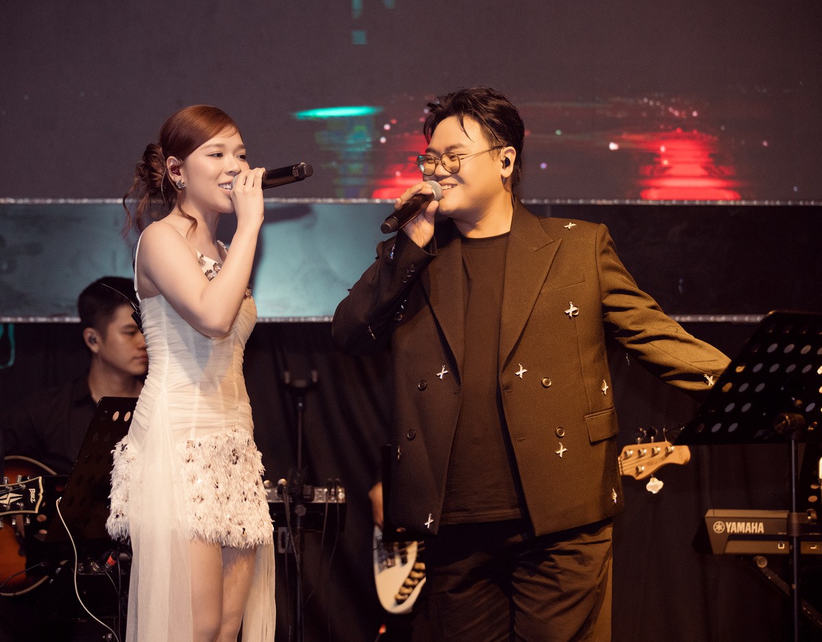 Host Thảo Trần áp lực khi lựa chọn ca khúc cho các khách mời trong show 'Chuyện tình 5'