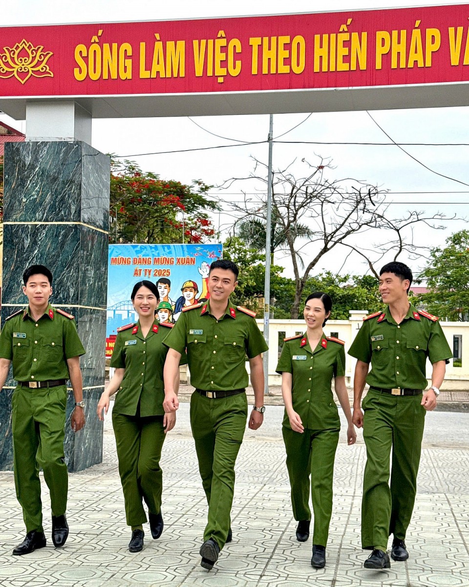 Tuấn Tú: Thỏa ước nguyện đóng vai công an