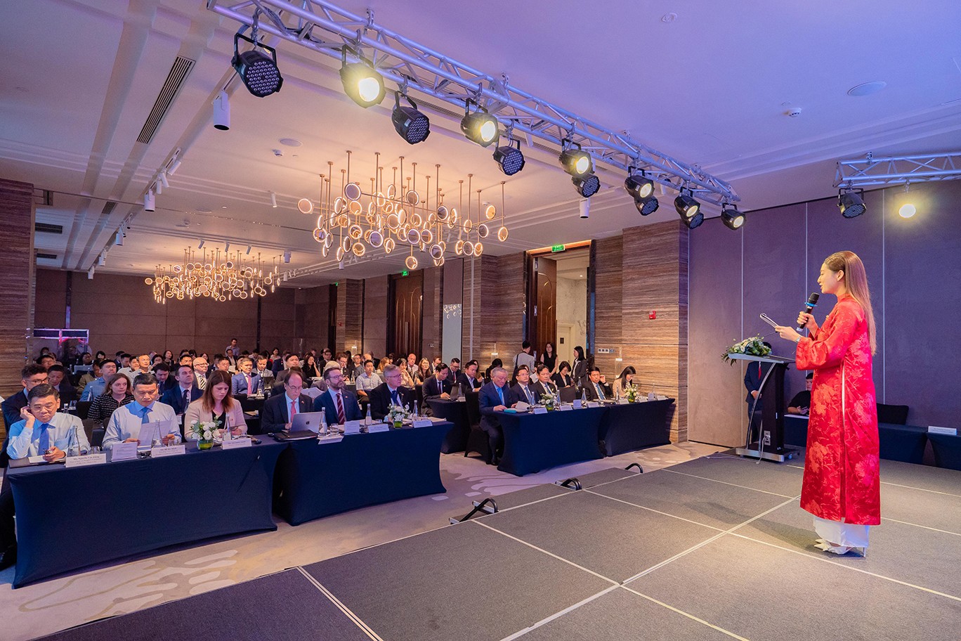 Hoa hậu Lương Thùy Linh tỏa sáng trong vai trò MC tại Hội nghị cấp cao về Trung tâm tài chính quốc tế Vương quốc Anh – Việt Nam