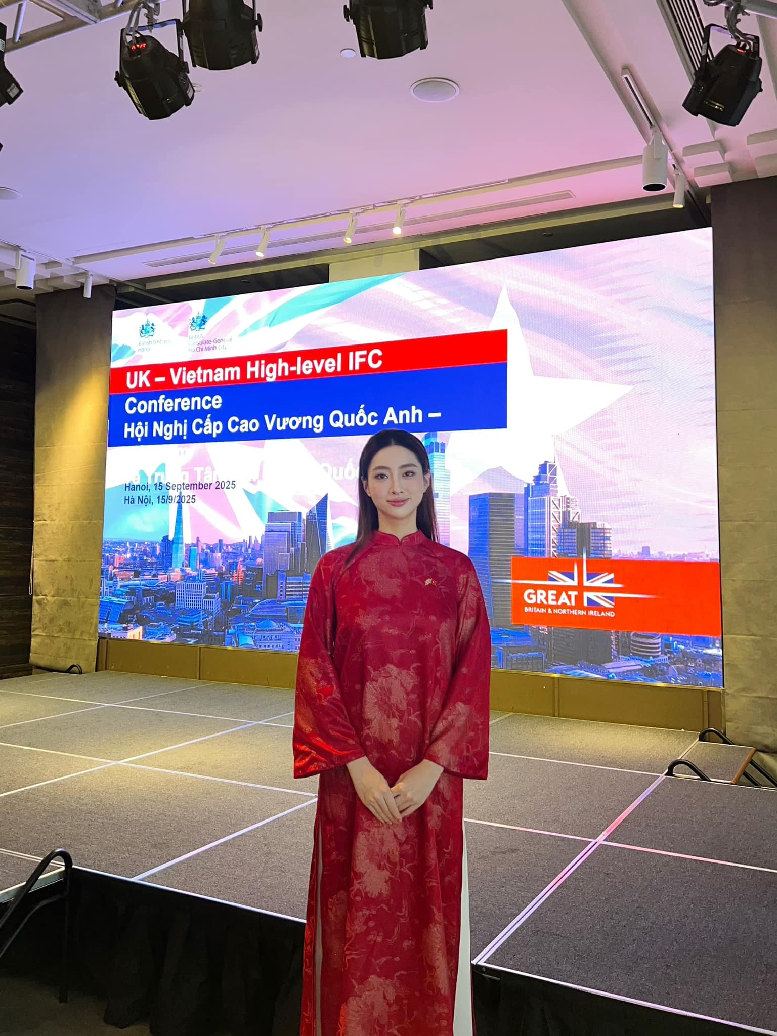 Hoa hậu Lương Thùy Linh tỏa sáng trong vai trò MC tại Hội nghị cấp cao về Trung tâm tài chính quốc tế Vương quốc Anh – Việt Nam
