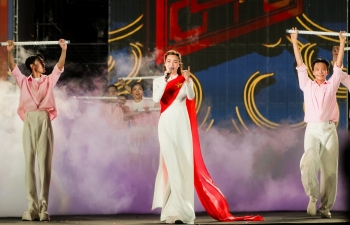 Hồ Ngọc Hà mặc áo dài trắng, hát ca khúc mới trong Concert 'Tôi yêu Tổ quốc tôi'