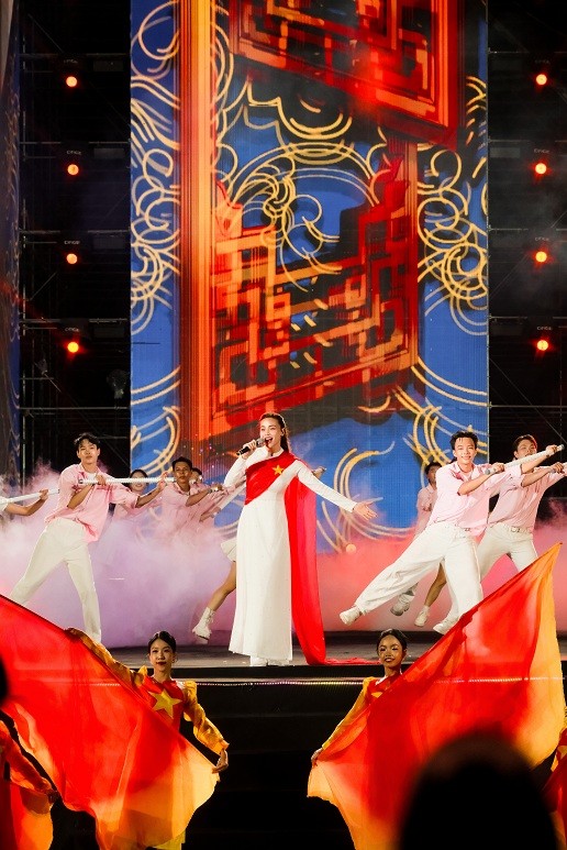 Hồ Ngọc Hà mặc áo dài trắng, hát ca khúc mới trong Concert 'Tôi yêu Tổ quốc tôi'