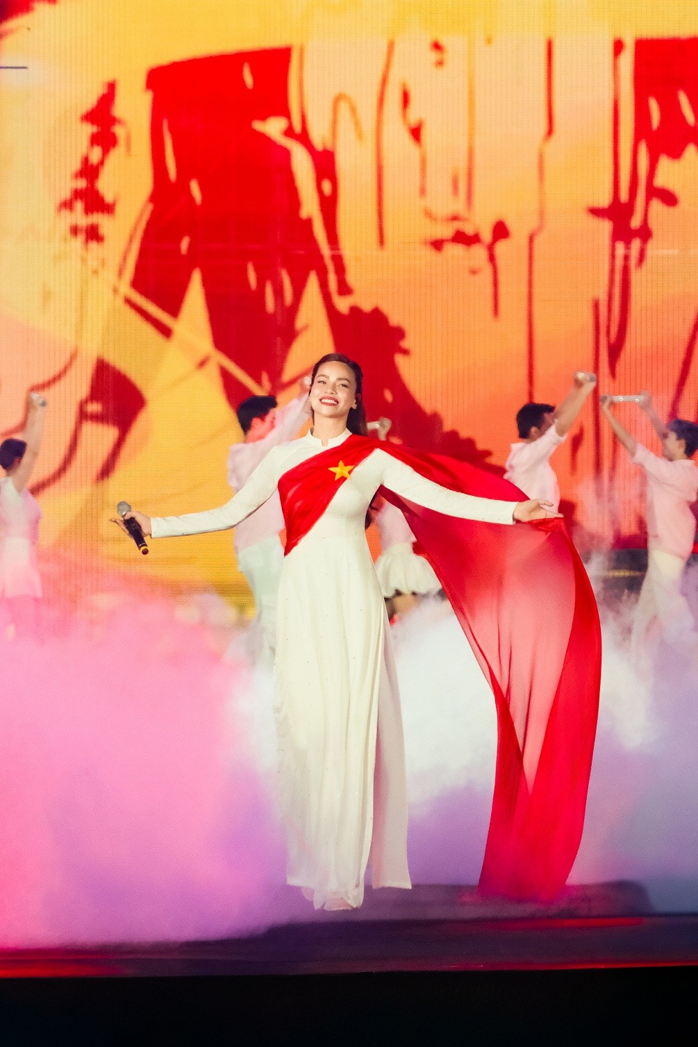 Hồ Ngọc Hà mặc áo dài trắng, hát ca khúc mới trong Concert 'Tôi yêu Tổ quốc tôi'