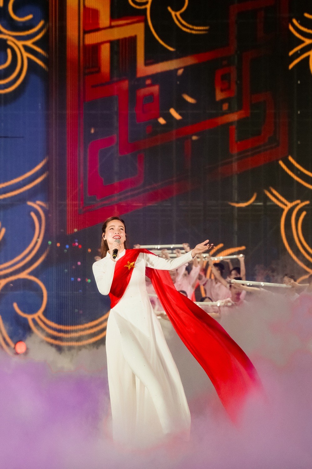 Hồ Ngọc Hà mặc áo dài trắng, hát ca khúc mới trong Concert 'Tôi yêu Tổ quốc tôi'
