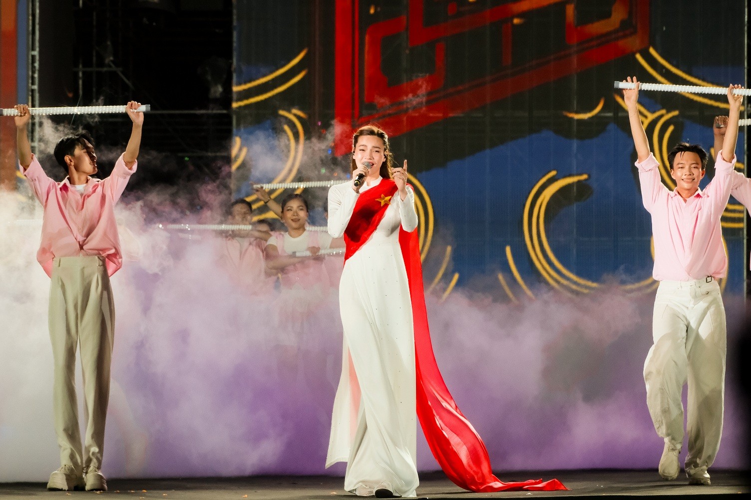 Hồ Ngọc Hà mặc áo dài trắng, hát ca khúc mới trong Concert 'Tôi yêu Tổ quốc tôi'