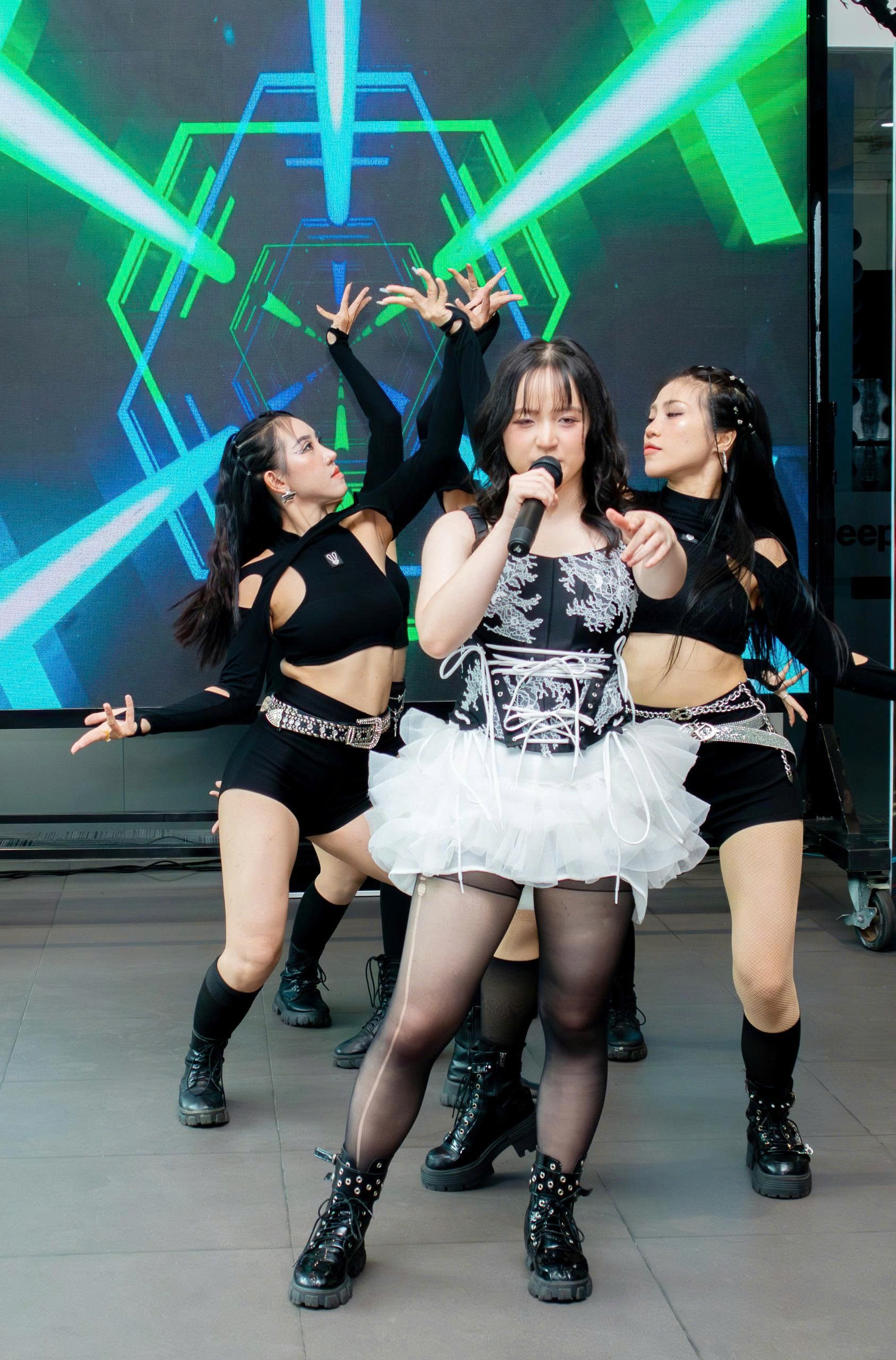 Bích Ngọc – Con gái ca sĩ Trang Nhung xuất hiện ấn tượng và tràn đầy năng lượng