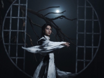 Neko Lê tái xuất âm nhạc với MV 'Si' chỉ hai màu trắng đen