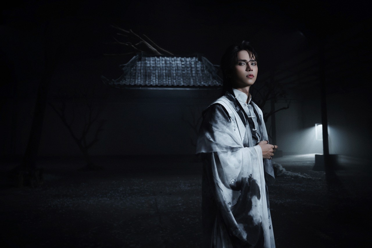 Neko Lê tái xuất âm nhạc với MV 'Si' chỉ hai màu trắng đen