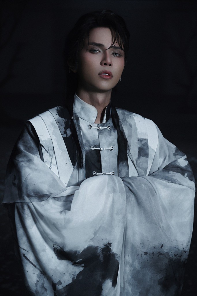 Neko Lê tái xuất âm nhạc với MV 'Si' chỉ hai màu trắng đen