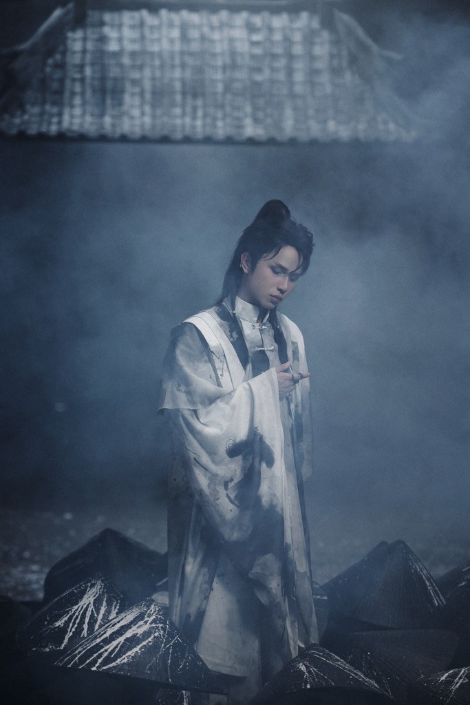 Neko Lê tái xuất âm nhạc với MV 'Si' chỉ hai màu trắng đen