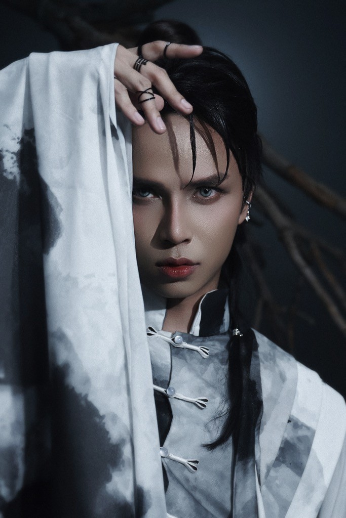 Neko Lê tái xuất âm nhạc với MV 'Si' chỉ hai màu trắng đen