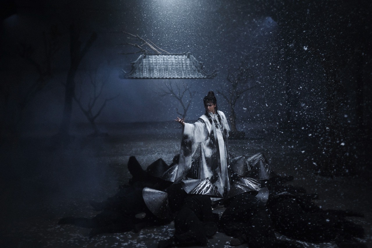 Neko Lê tái xuất âm nhạc với MV 'Si' chỉ hai màu trắng đen