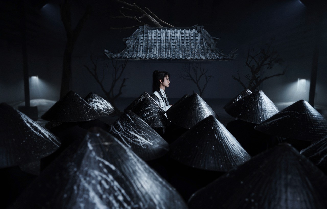 Neko Lê tái xuất âm nhạc với MV 'Si' chỉ hai màu trắng đen