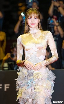 Lisa (BlackPink) nhận nhiều chỉ trích khi xuất hiện tại LHP Busan 2025