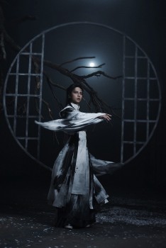 Neko Lê tái xuất âm nhạc với MV 'Si' chỉ hai màu trắng đen