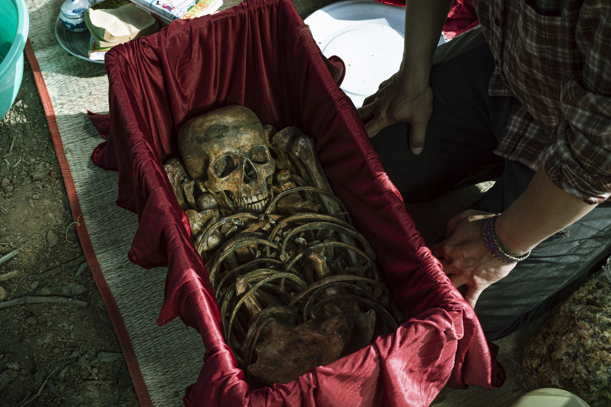 Nhà sản xuất 'Cải mả' tham vấn những người làm nghề quật mộ, cải táng