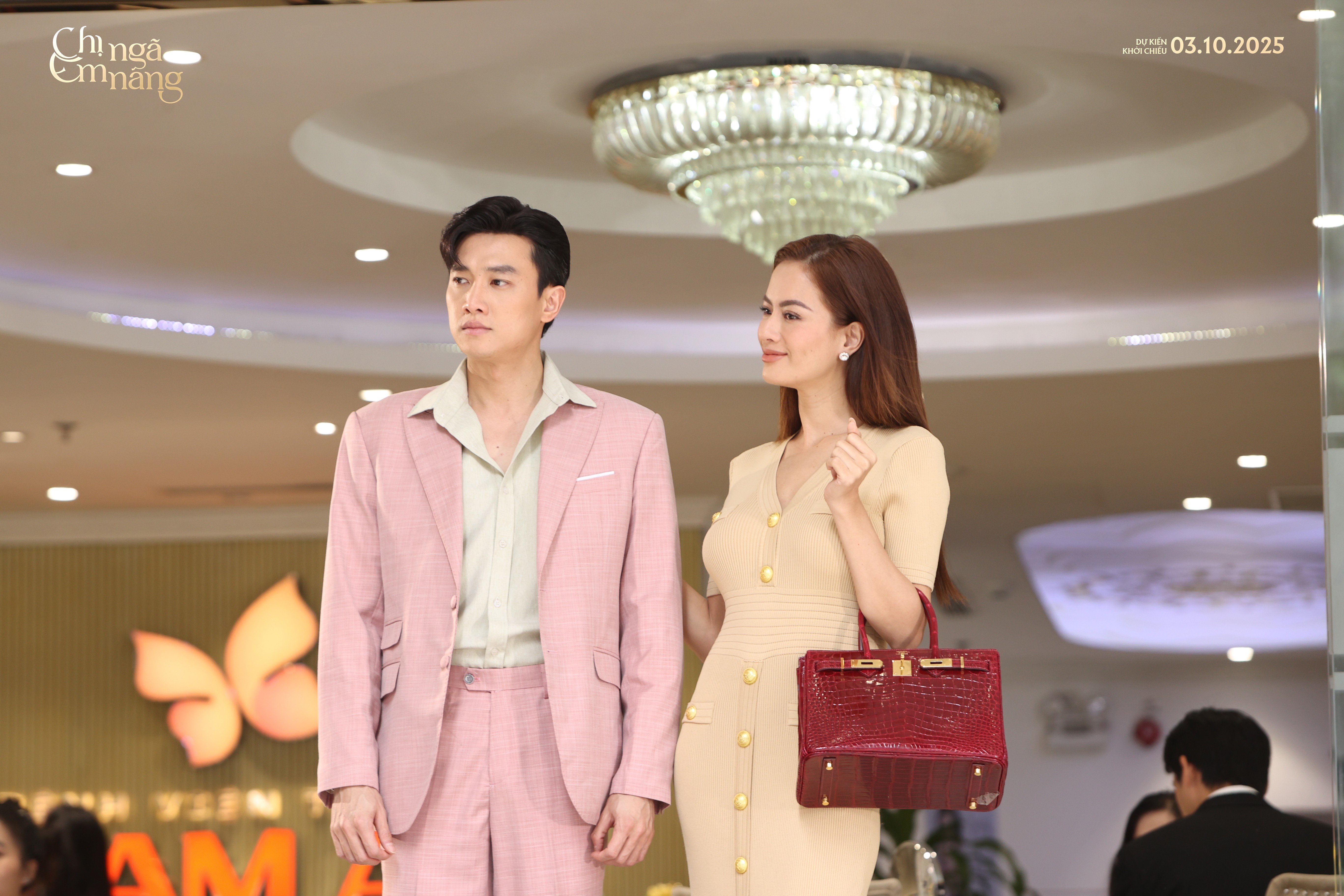 Lê Khánh sang chảnh hết cỡ với tạo hình phú bà trong 'Chị ngã em nâng'