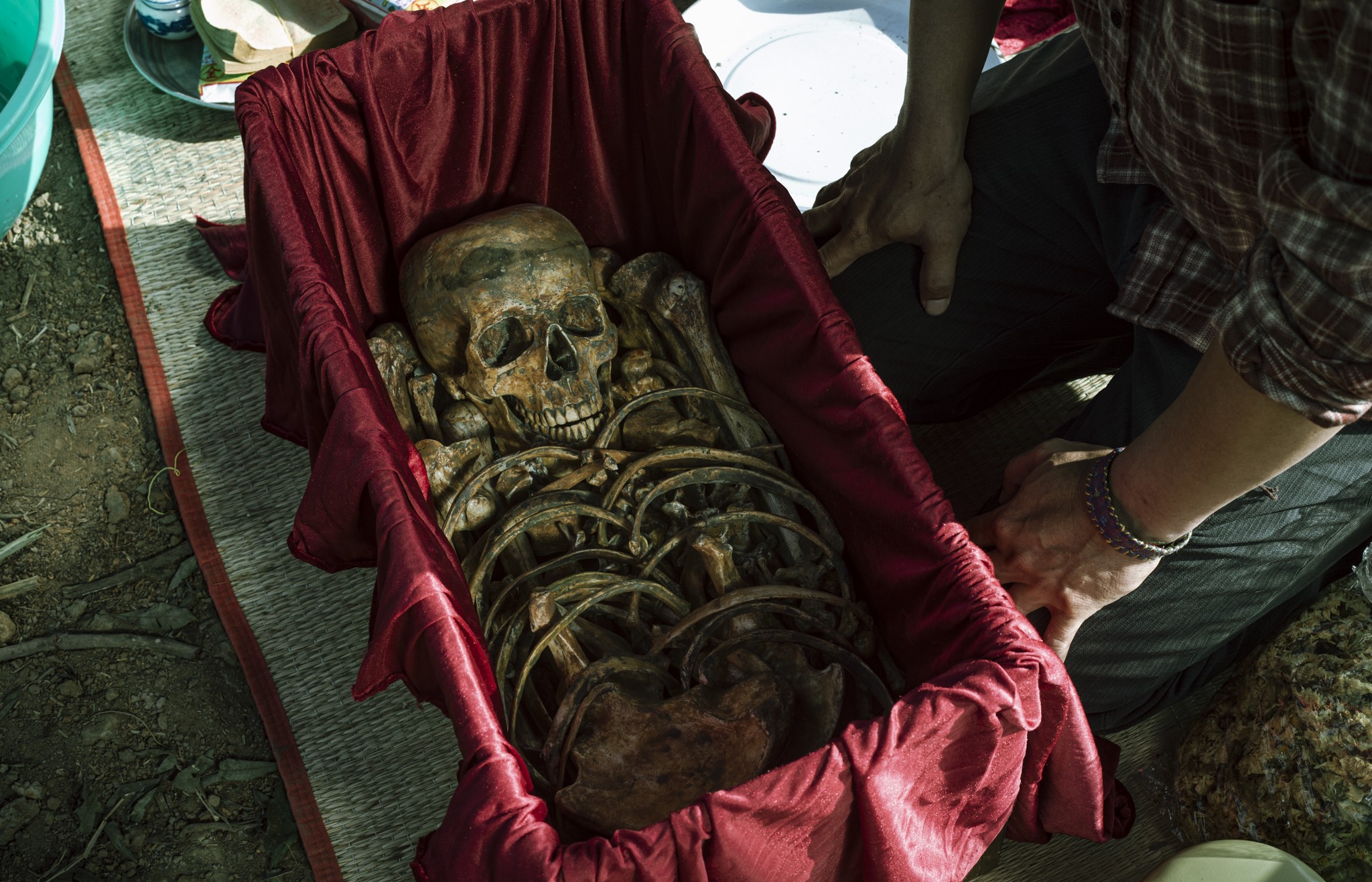 Nhà sản xuất 'Cải mả' tham vấn những người làm nghề quật mộ, cải táng