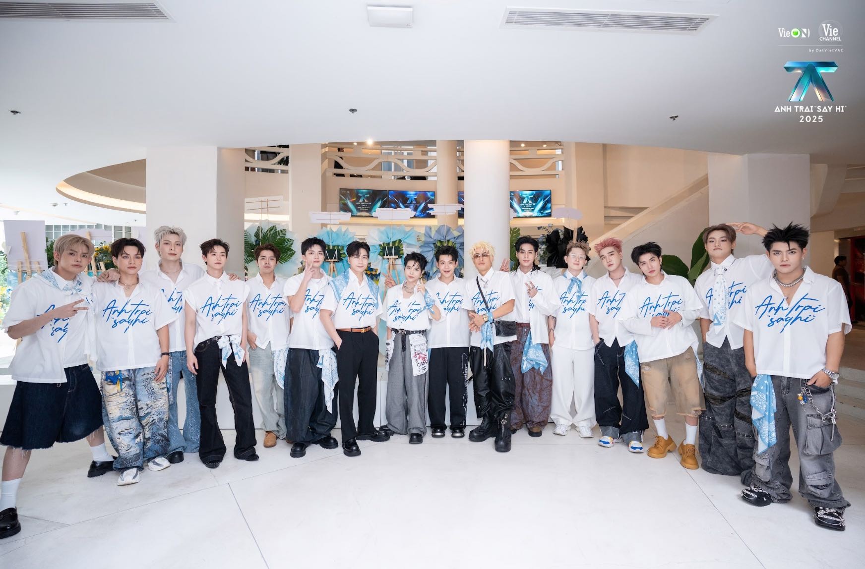 'Anh trai 'Say Hi' 2025' với chuyến bus tour 'Say Hi Thành phố' giao lưu với khán giả qua các địa điểm nổi bật của TP. HCM