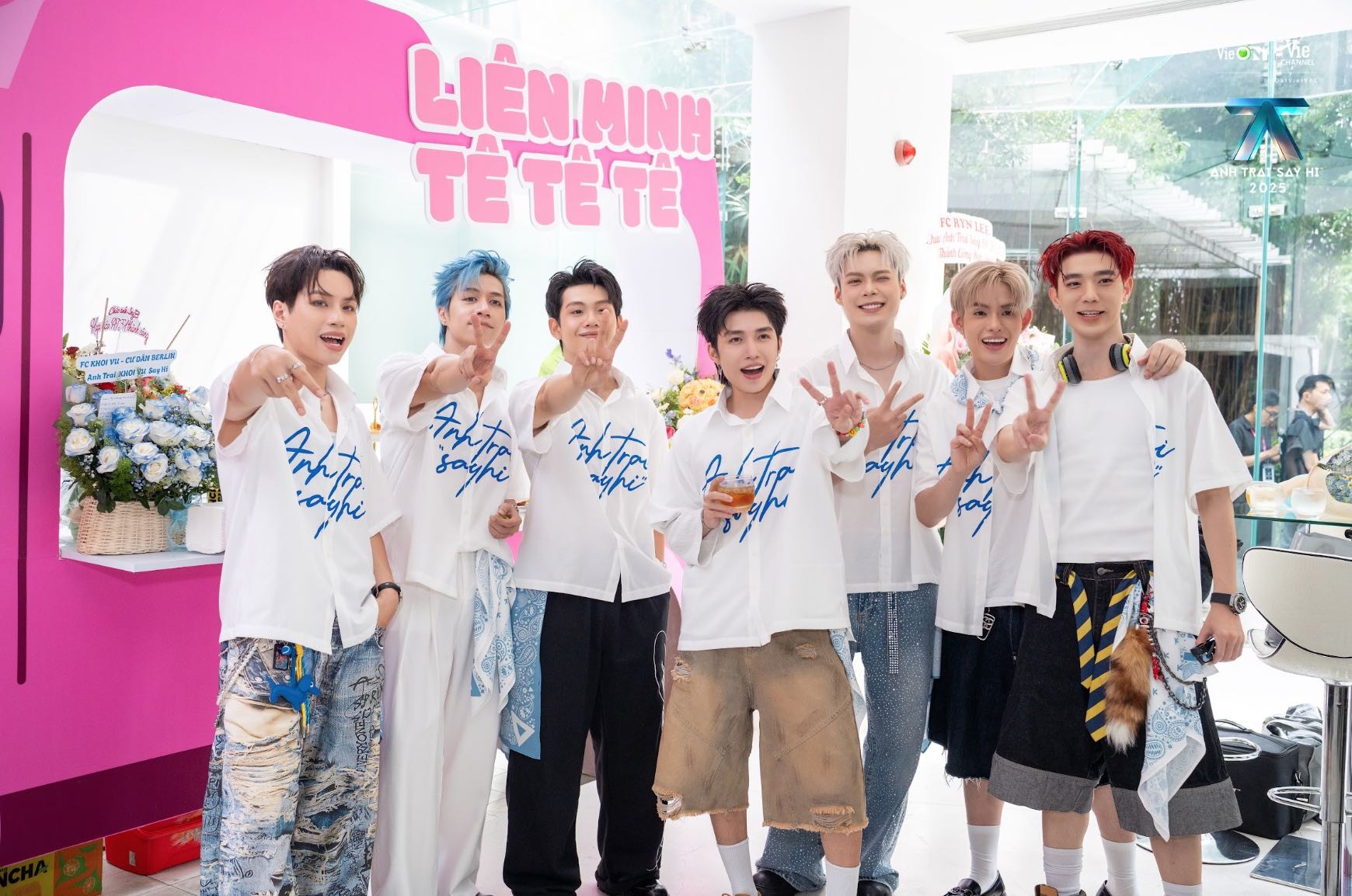 'Anh trai 'Say Hi' 2025' với chuyến bus tour 'Say Hi Thành phố' giao lưu với khán giả qua các địa điểm nổi bật của TP. HCM