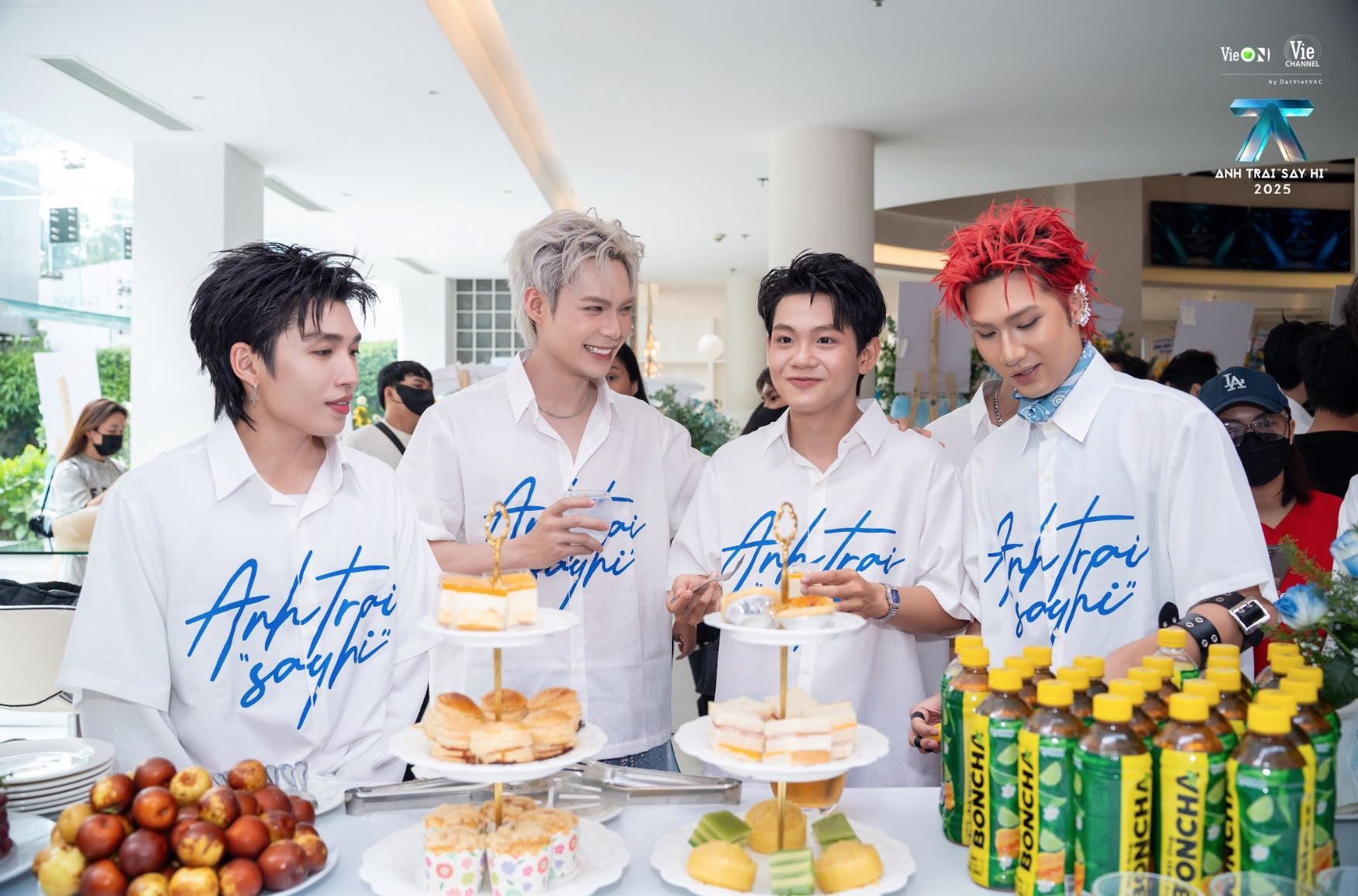 'Anh trai 'Say Hi' 2025' với chuyến bus tour 'Say Hi Thành phố' giao lưu với khán giả qua các địa điểm nổi bật của TP. HCM