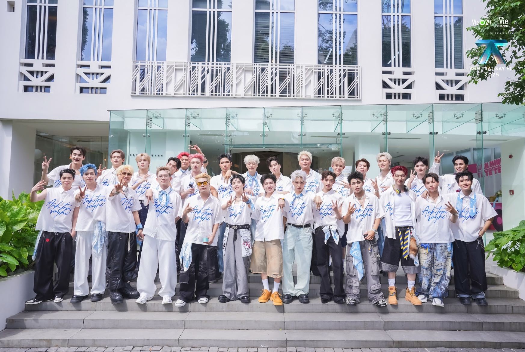 'Anh trai 'Say Hi' 2025' với chuyến bus tour 'Say Hi Thành phố' giao lưu với khán giả qua các địa điểm nổi bật của TP. HCM