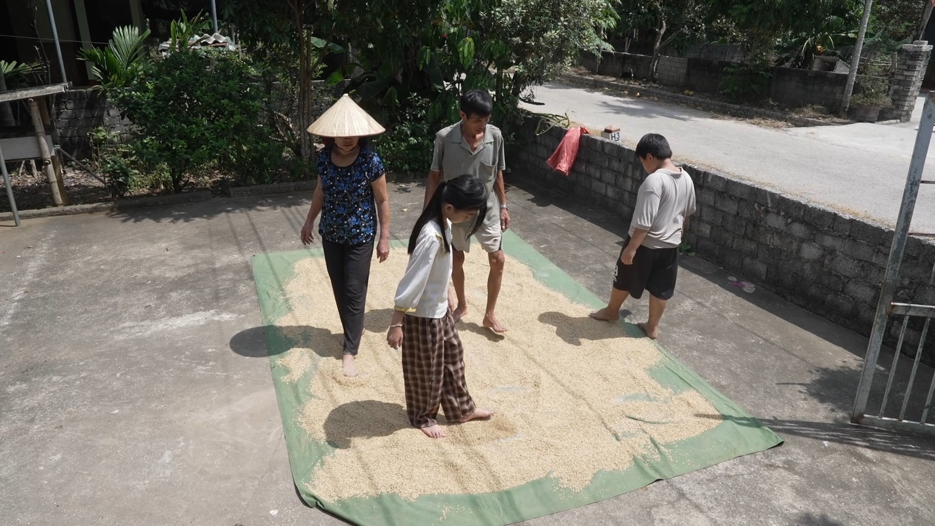 'Mái ấm gia đình Việt': Lâm Vỹ Dạ bật khóc, Hoàng Thùy xót xa khi chứng kiến cảnh thiếu thốn tình cảm gia đình của các bé mồ côi
