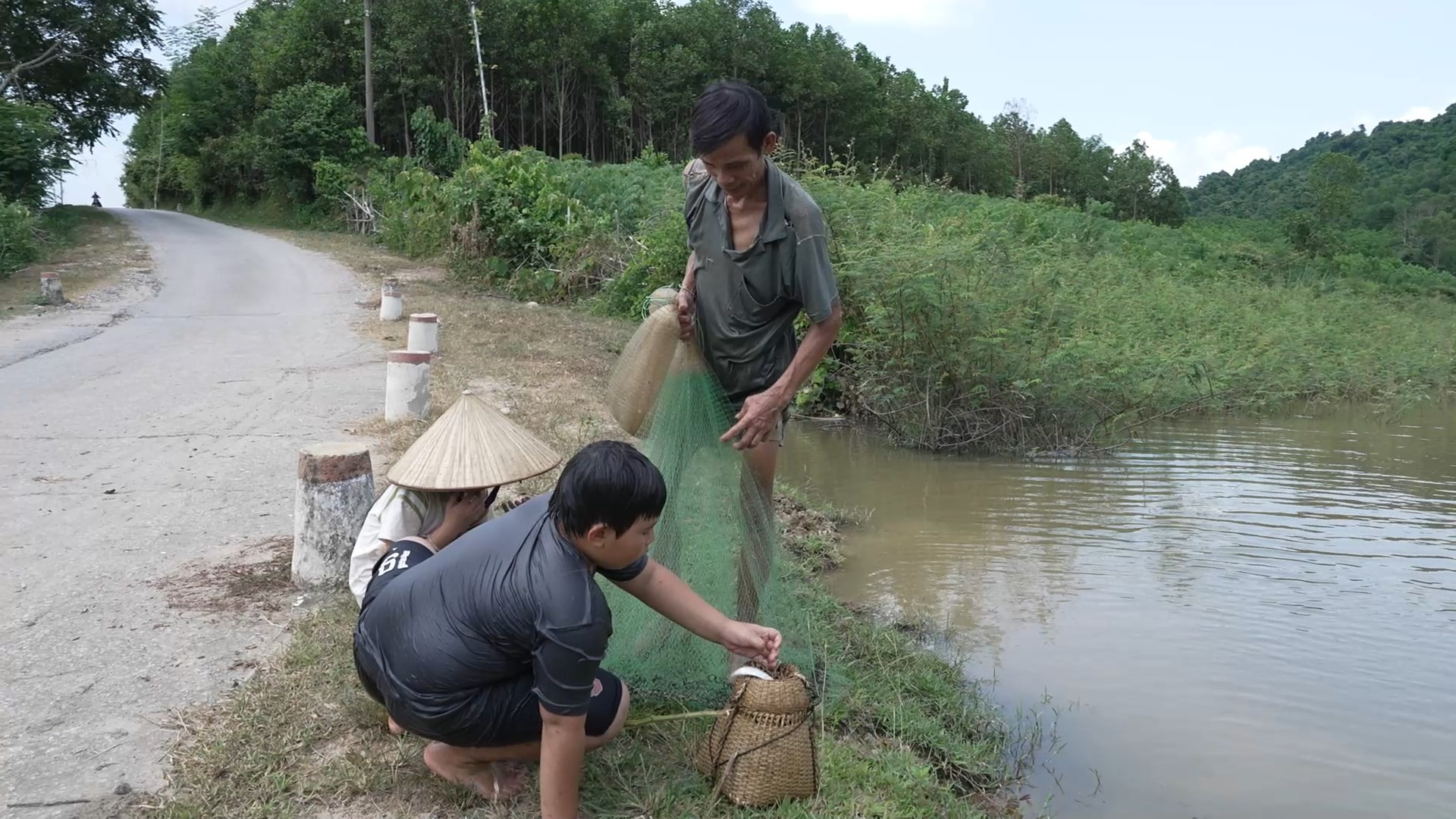 'Mái ấm gia đình Việt': Lâm Vỹ Dạ bật khóc, Hoàng Thùy xót xa khi chứng kiến cảnh thiếu thốn tình cảm gia đình của các bé mồ côi