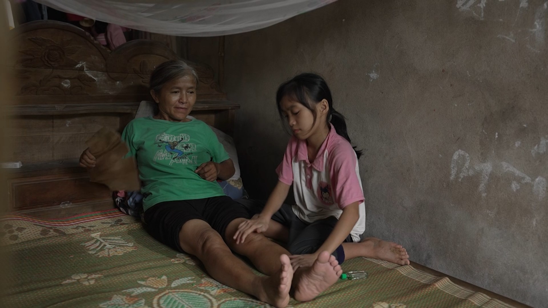 'Mái ấm gia đình Việt': Lâm Vỹ Dạ bật khóc, Hoàng Thùy xót xa khi chứng kiến cảnh thiếu thốn tình cảm gia đình của các bé mồ côi