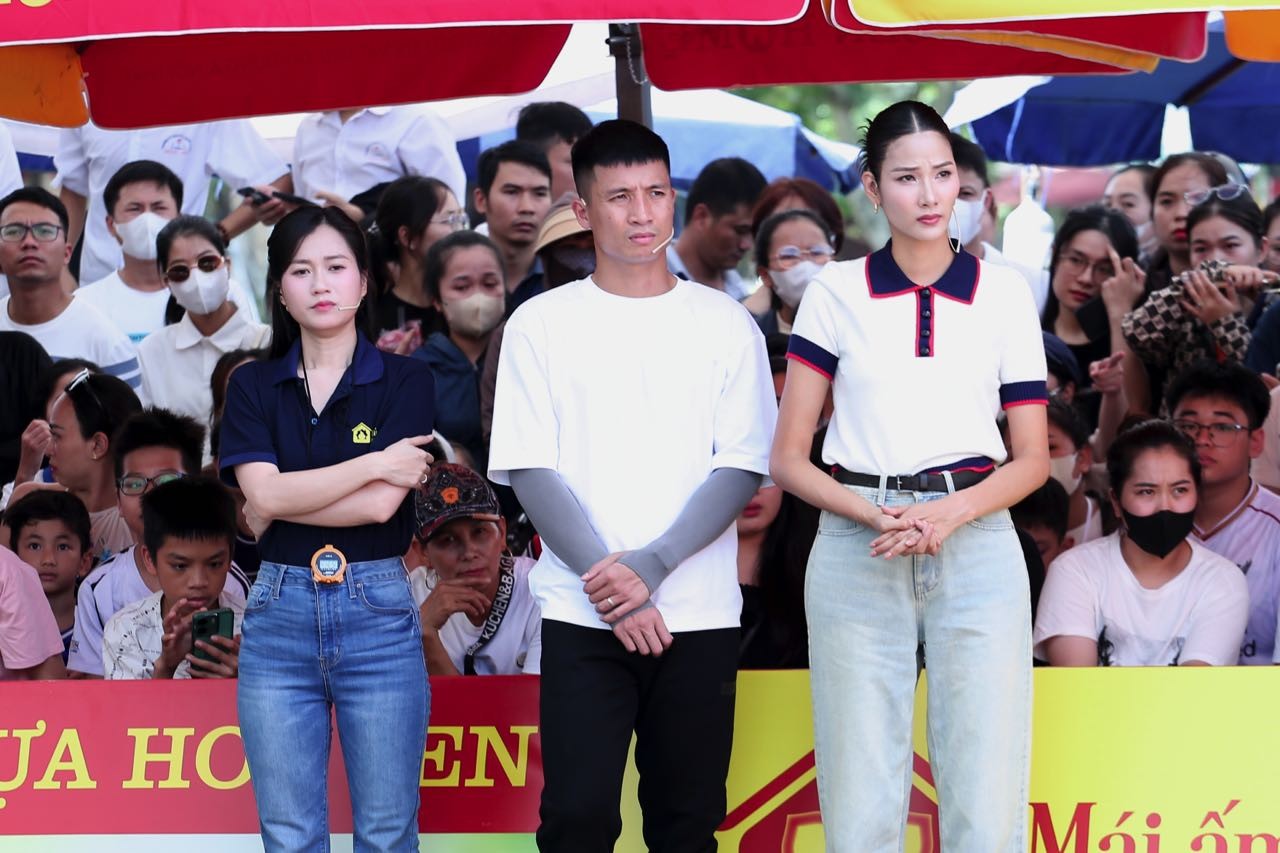 'Mái ấm gia đình Việt': Lâm Vỹ Dạ bật khóc, Hoàng Thùy xót xa khi chứng kiến cảnh thiếu thốn tình cảm gia đình của các bé mồ côi