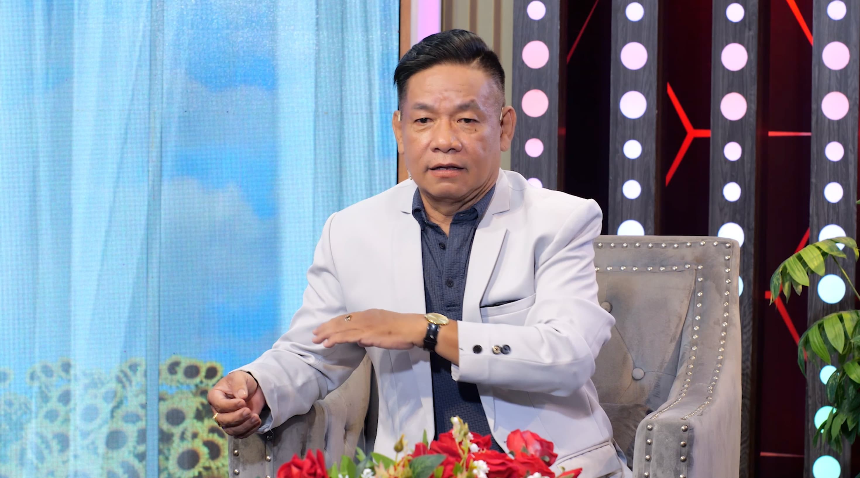 Nhiếp ảnh gia Thái Nhàn: Tuổi trẻ nhịn ăn, gom từng đồng xu Pháp về làm thiện nguyện cho bà con nghèo