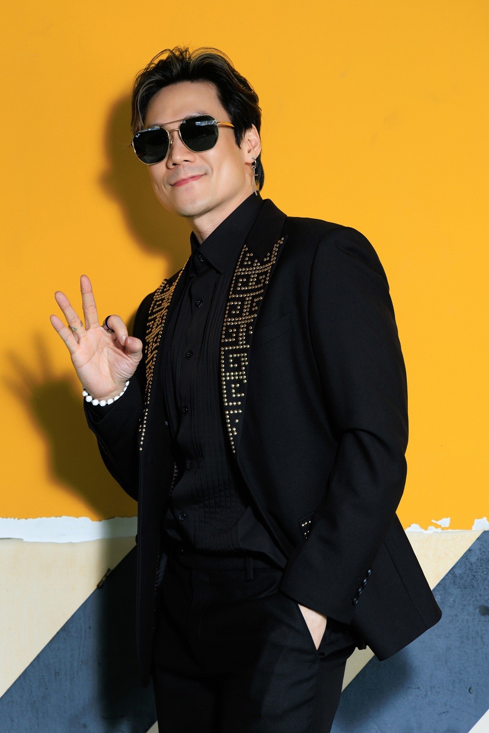 Chính thức ra mắt MV 'Anh em trước sau như một', nhóm Ngũ Hổ Tướng có các bà xã là hậu phương vững chắc