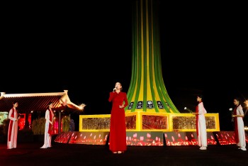 Hồ Ngọc Hà hát trong mưa tưởng nhớ các anh hùng liệt sĩ