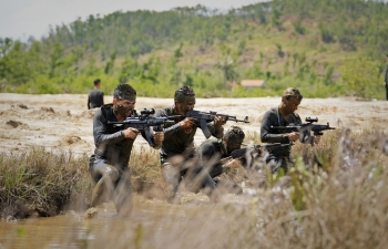 'Chiến sĩ quả cảm' tập 9: Dàn sao nhập vai căng não ghì chặt súng trên đường hành quân chiến đấu