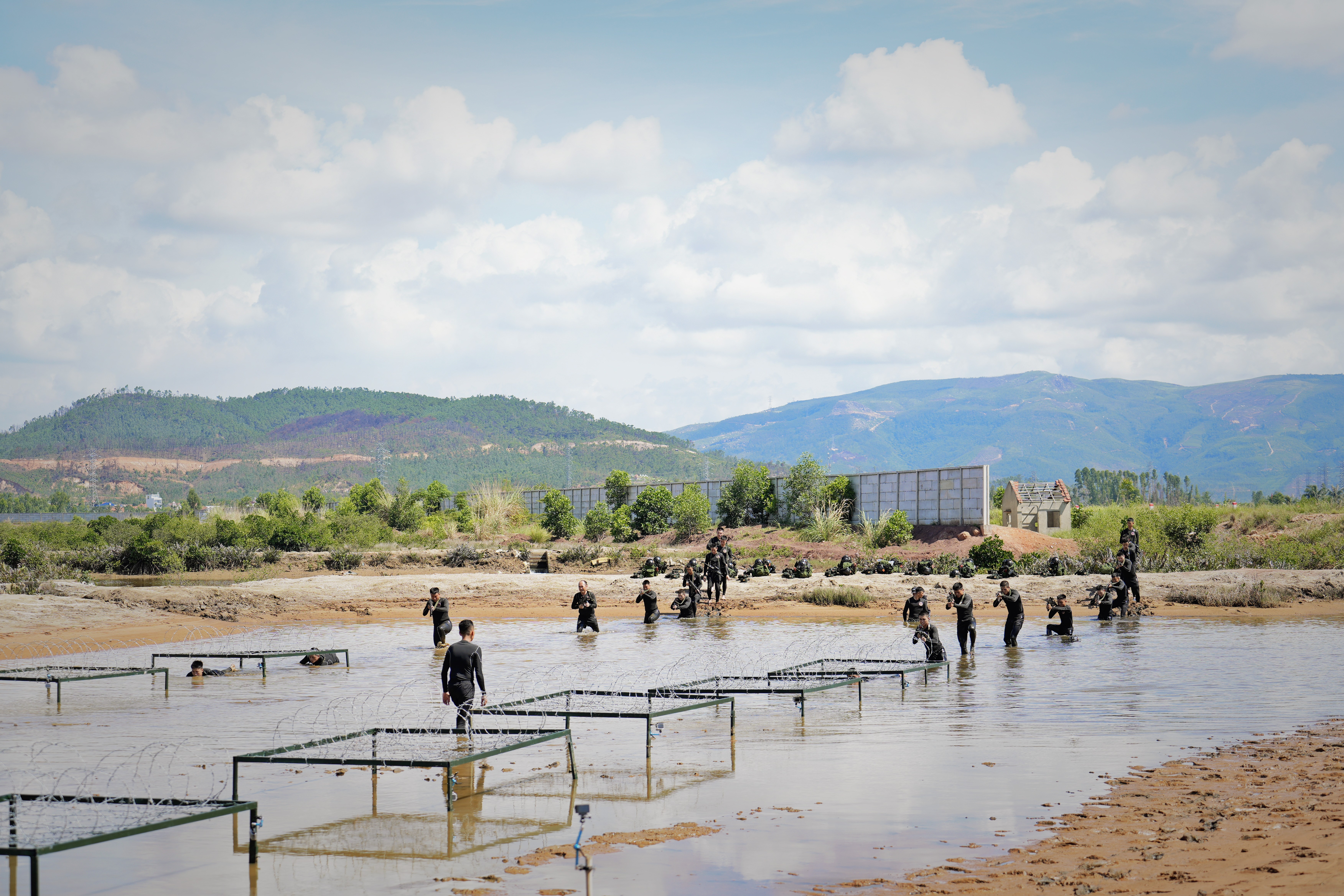 'Chiến sĩ quả cảm' tập 9: Dàn sao nhập vai căng não ghì chặt súng trên đường hành quân chiến đấu