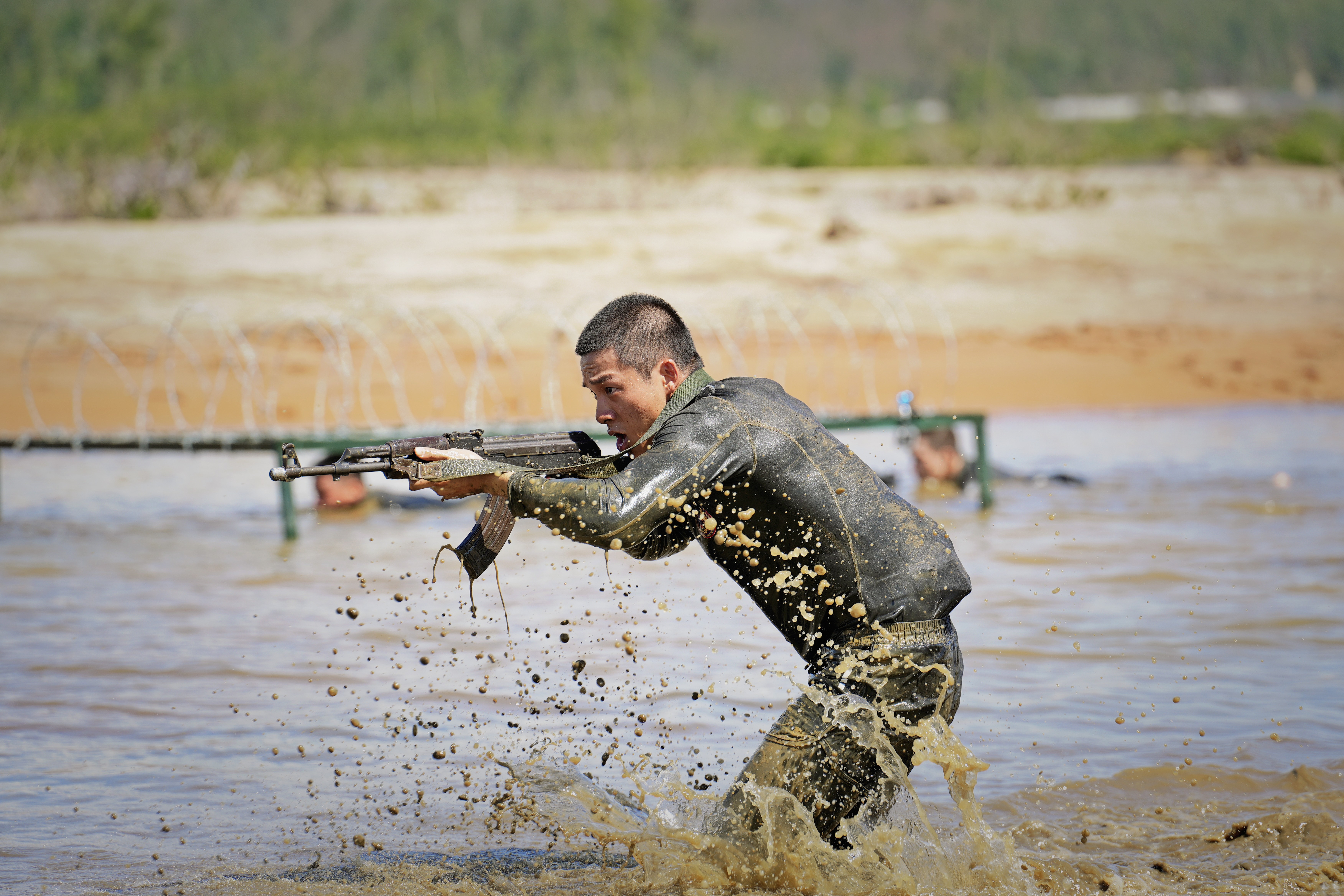 'Chiến sĩ quả cảm' tập 9: Dàn sao nhập vai căng não ghì chặt súng trên đường hành quân chiến đấu