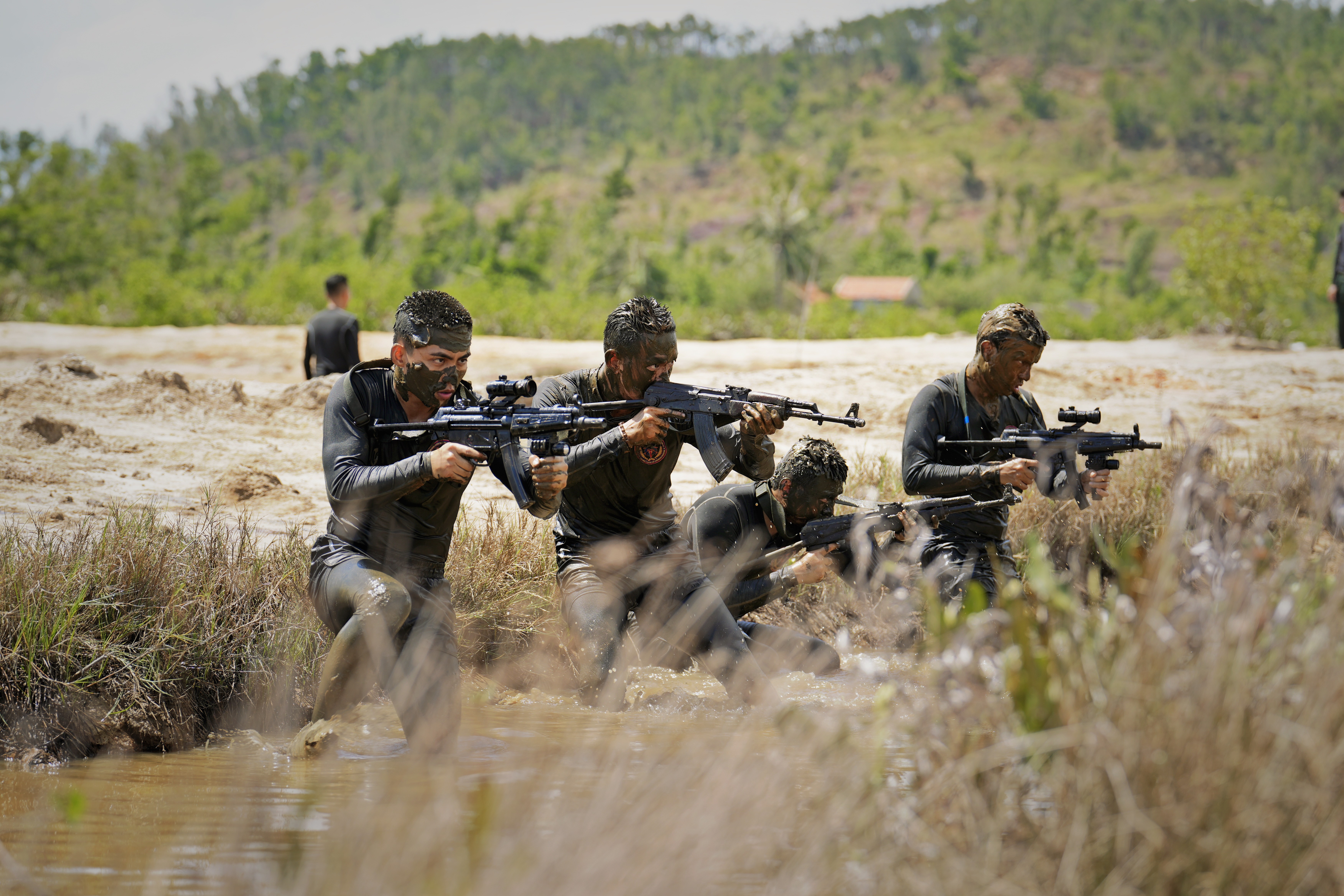 'Chiến sĩ quả cảm' tập 9: Dàn sao nhập vai căng não ghì chặt súng trên đường hành quân chiến đấu