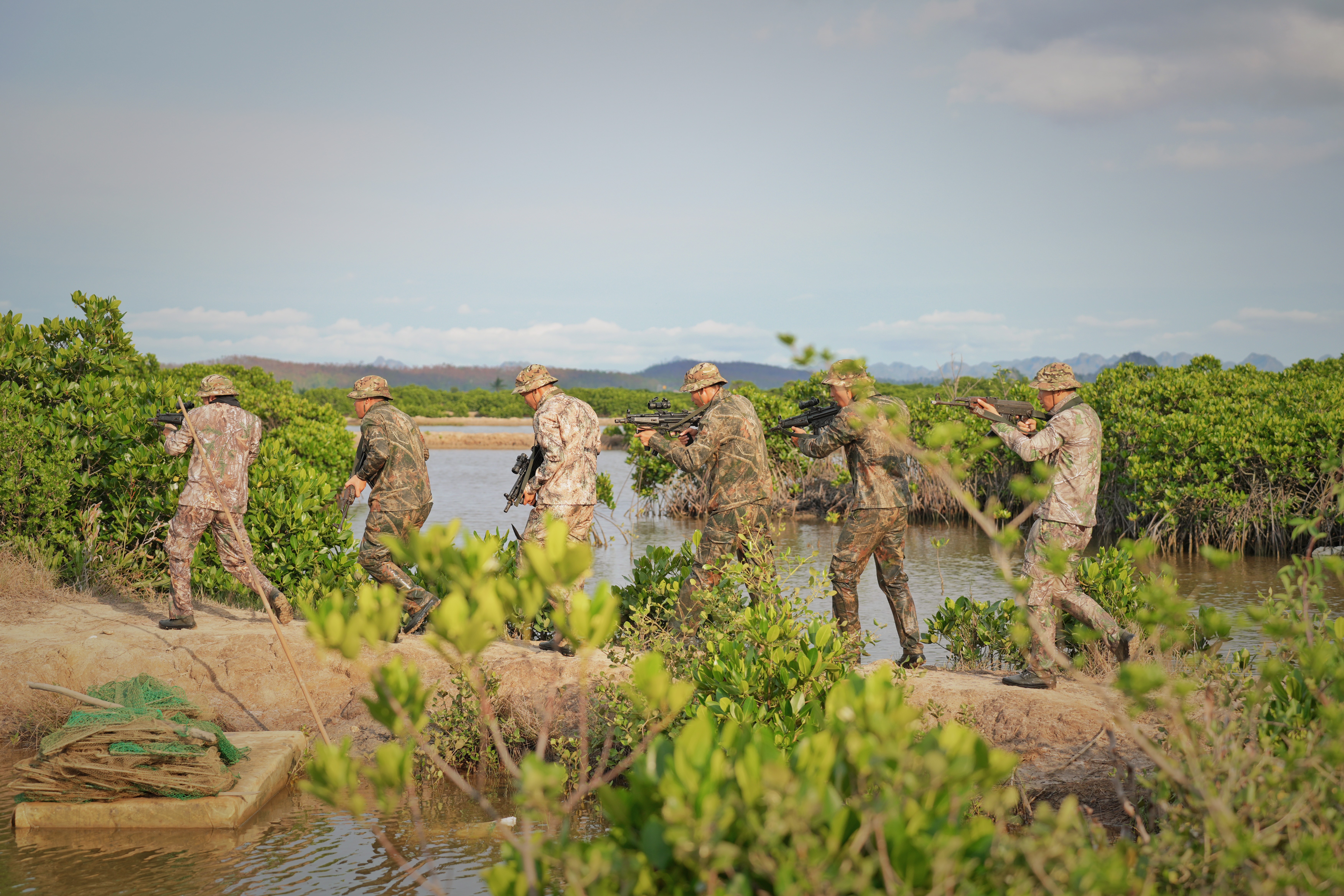 'Chiến sĩ quả cảm' tập 9: Dàn sao nhập vai căng não ghì chặt súng trên đường hành quân chiến đấu
