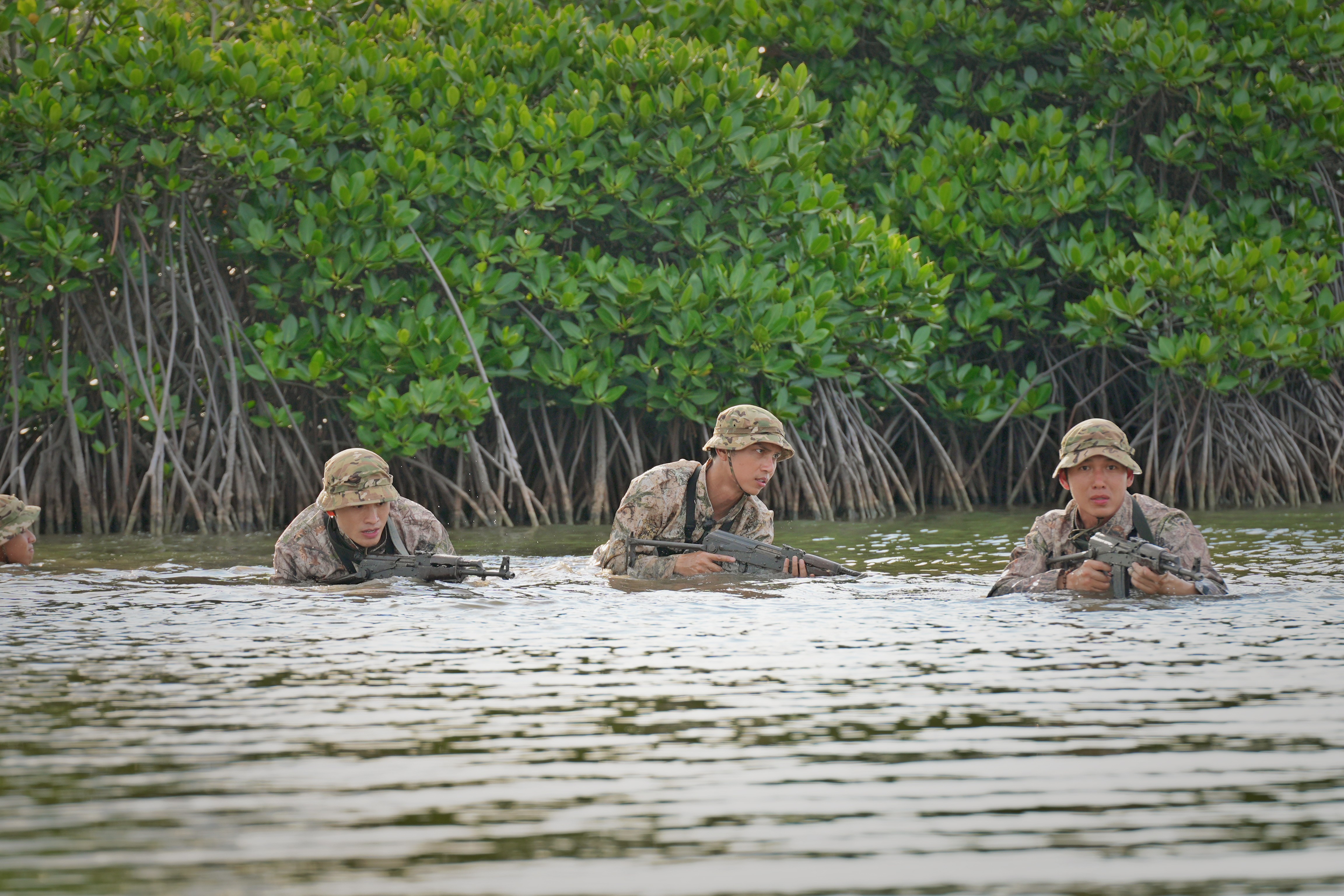 'Chiến sĩ quả cảm' tập 9: Dàn sao nhập vai căng não ghì chặt súng trên đường hành quân chiến đấu