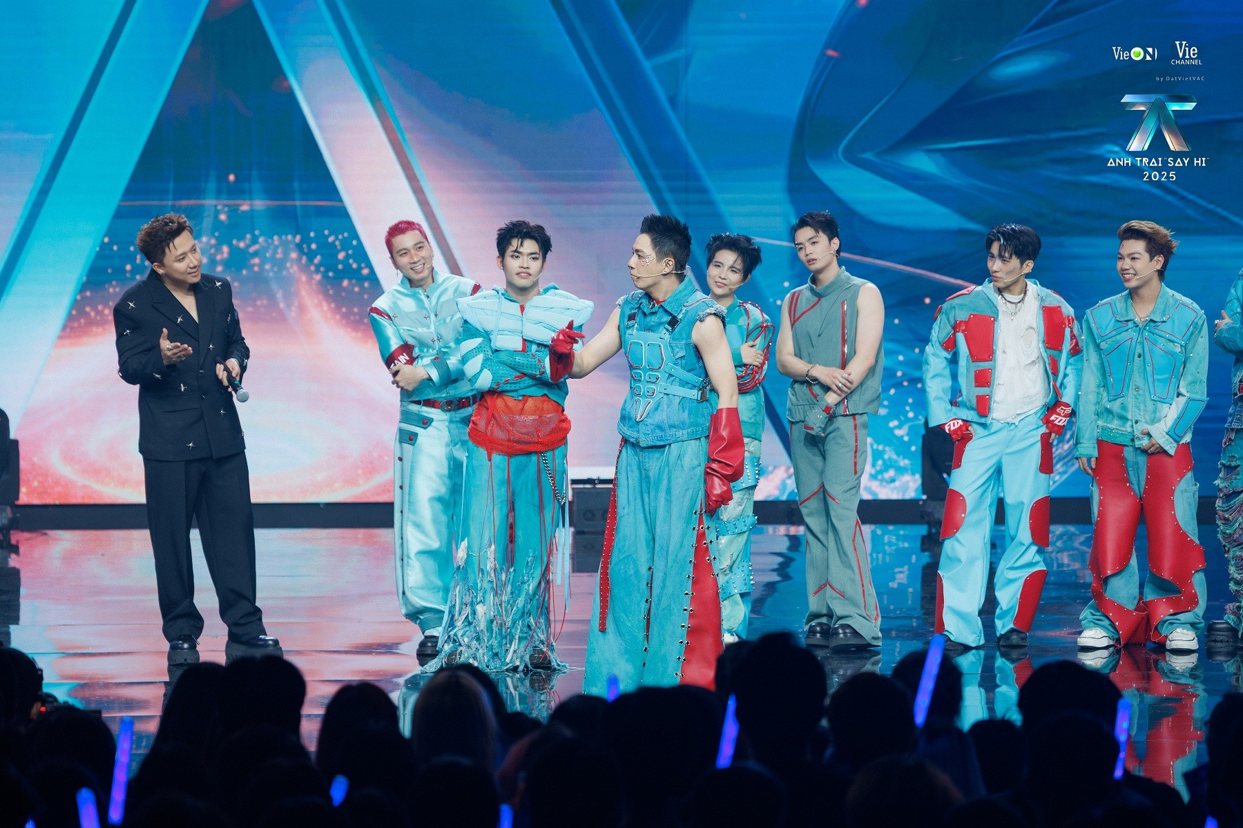 Ngô Kiến Huy chào sân 'Anh trai 'Say Hi', tất cả các Anh trai đồng loạt say Wow!